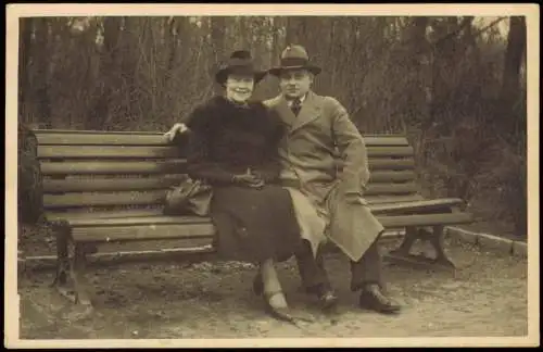 Foto  Mann und Frau auf Parkbank 1930 Privatfoto