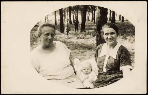 Ansichtskarte  Menschen / Soziales Leben - Frauen mit Kleinkind im Wald 1926