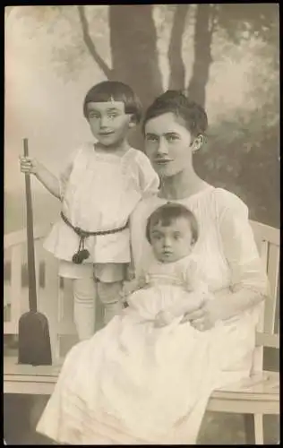 Menschen / Soziales Leben - Frau mit Kindern weiße Kleider 1920