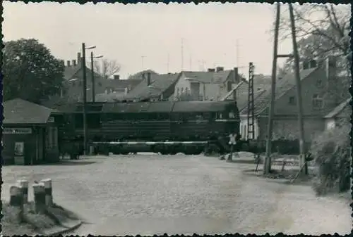 Verkehr KFZ Eisenbahn Zug Lokomotive Diesellok Bahnübergang 1970 Privatfoto Foto