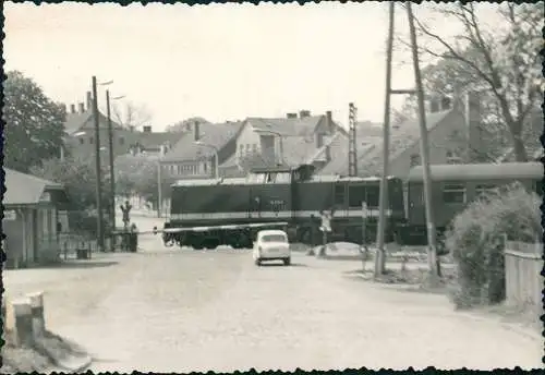 Verkehr KFZ Eisenbahn Zug Lokomotive Übergang 1968 Privatfoto Foto