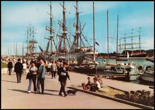 Travemünde-Lübeck Hafen, viele Leute, Schiffe Segelschiffe 1970