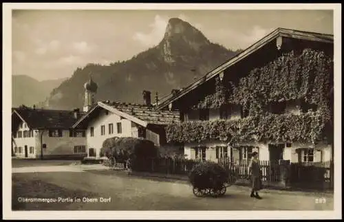 Ansichtskarte Oberammergau Partie im Obern Dorf; Frau mit Bollerwagen 1930