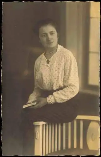 Foto  Menschen / Soziales Leben schöne Frau auf Bank 1913 Privatfoto