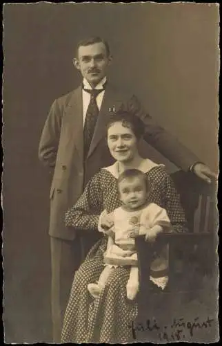 Foto  Portrait Familie Vater Mutter Kind Atelierfoto 1919 Privatfoto