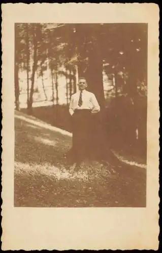 Menschen / Soziales Leben - Mann Krawatte am Baum 1928 Privatfoto