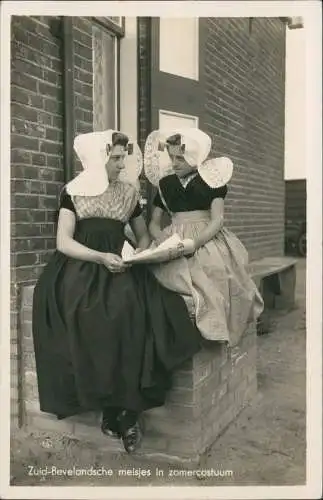 Folklore Niederlande Typen Trachten Zuid-Bevelandsche  in zomercostuum 1960