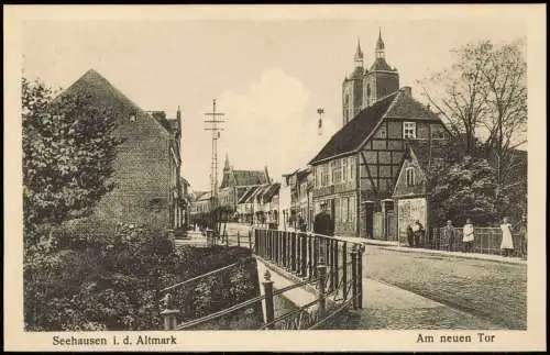 Seehausen (Altmark) Straßen Partie mit Personen Am neuen Tor 1910