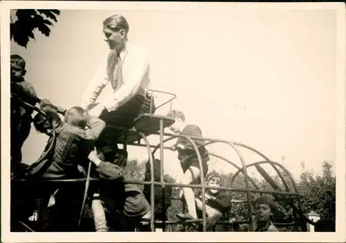 Menschen/Soziales Leben - Kinder Klettergerüst 1956 Privatfoto Foto