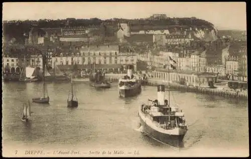 CPA Dieppe L'Avant-Port. - Sortie de la Malle Dampfer Steamer 1913