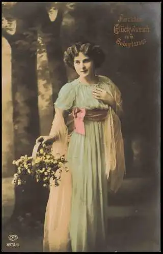 Ansichtskarte  Glückwunsch Geburtstag Birthday Frau Kleid Blumenbouquet 1917