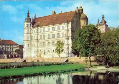 Ansichtskarte Güstrow Schloss mit Teichanlage und Garten 1981