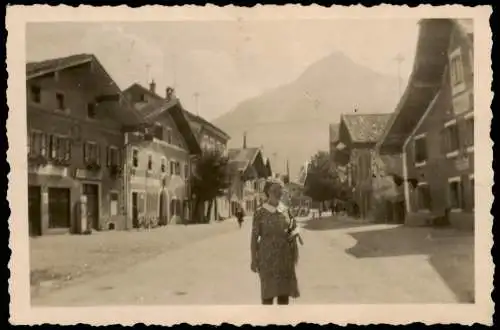 Golling an der Salzach Frau auf Unterer Markt 1940 Privatfoto Foto