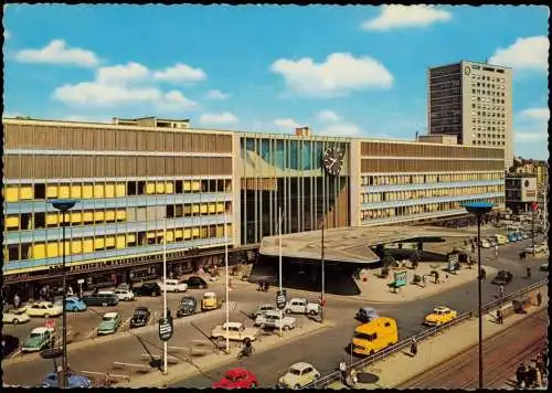 München Hauptbahnhof - Außenansicht mit parkenden Pkw's im Vordergrund 1963