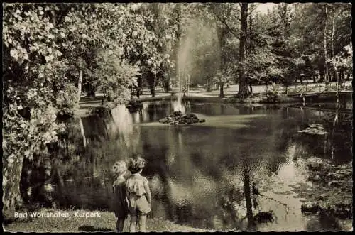 Ansichtskarte Bad Wörishofen Kuranlagen Kurpark, Kinder an einem Teich 1957