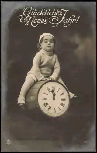 Ansichtskarte  Neujahr Sylvester New Year Junge auf Uhr im Fass Fotokunst 1914