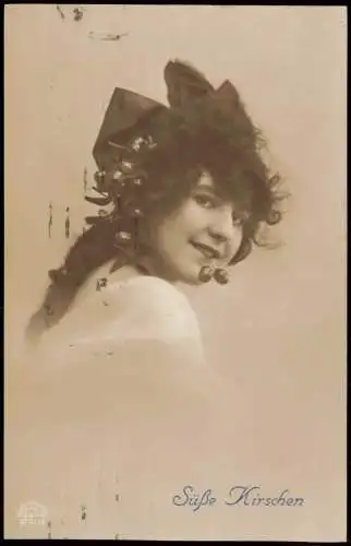 Ansichtskarte  Fotokunst junge Frau Süße Kirschen 1920