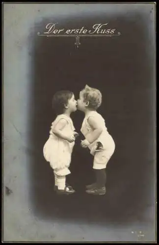 Ansichtskarte  Kinder Fotokunst Junge und Mädchen Der erste Kuss 1914