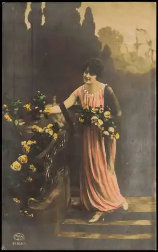 Ansichtskarte  Schöne Frau im Kleid gelbe Rosen Fotokunst 1918