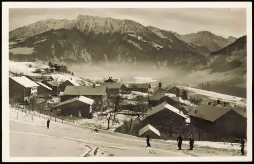 Ansichtskarte Bad Hindelang Allgäuer Alpen Skifahrer Stadt im Winter 1955