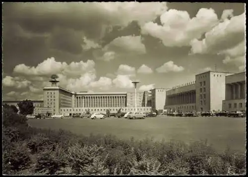 Ansichtskarte Tempelhof-Berlin Flughafen und Parkplatz 1962