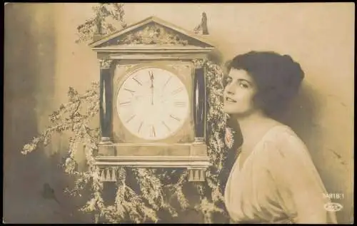 Ansichtskarte  Neujahr Sylvester New Year Frau vor Uhr Fotokarte 1922