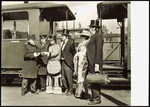 Radebeul  Fahrgäste in historischer Kleidung bei der Fahrkartenkontrolle
