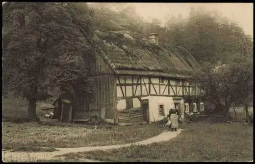 Ansichtskarte Jonsdorf Ortsansicht mit Gehöft, Frau vor Fachwerkhaus 1920