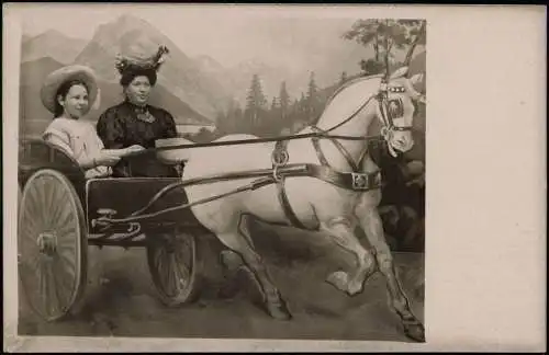 Fotokunst Mutter und Tochter im Pferdegespann Schimmel 1912 Privatfoto