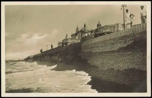 Ansichtskarte Borkum An der Strandmauer - Fotokarte 1930