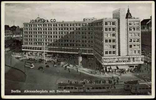 Mitte-Berlin Tram Straßenbahn passiert Alexanderplatz mit Berolina 1937