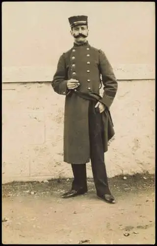 CPA .Frankreich Frankreich Soldat mit Zigarre Militaria 1912