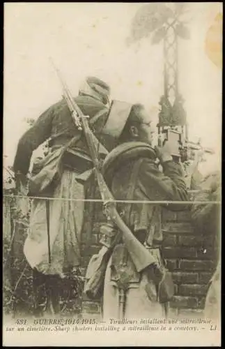 .Frankreich Frankreich Soldaten Tirailleurs installant une mitrailleuse. 1915