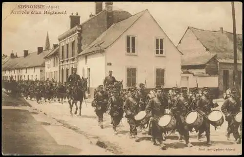 CPA Sissonne Arrivée d'un Régiment Soldaten 1915  France Frankreich