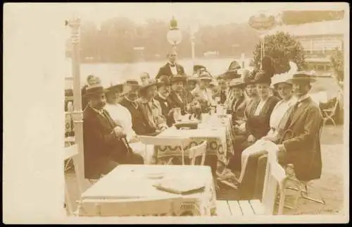 Ansichtskarte Berlin Feine Herrschaften Wein Abteiliung am Fluss 1915