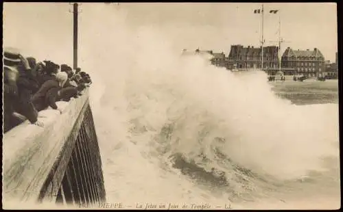 CPA Dieppe La Jetée un Jour de Tempête. 1916