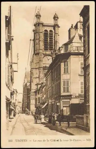 CPA Troyes La rue de la Cité et la tour St-Pierre 1940