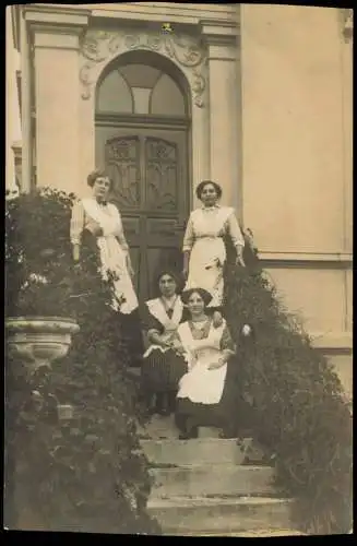 Foto  Dienstmädchen auf Treppe 1913 Privatfoto  Stempel: Blankenburg Harz