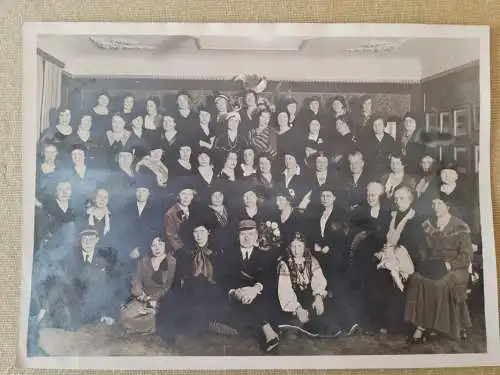 Riga Rīga Ри́га Universität Gruppenbild Frauen und Mann 1928  Latvia Lettland