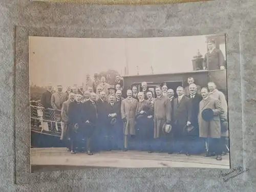 Foto Swinemünde Świnoujście Gruppenbild vor Boot Pommern1928