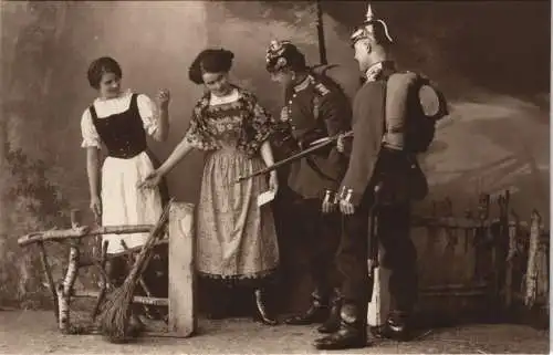 Soldaten Pickelhaube - flirt mit Frauen Atelierfoto Militaria 1916