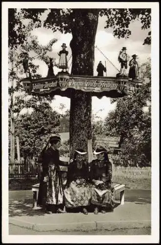 Ansichtskarte St. Märgen Wegweiser Frauen in Tracht auf Bank 1954