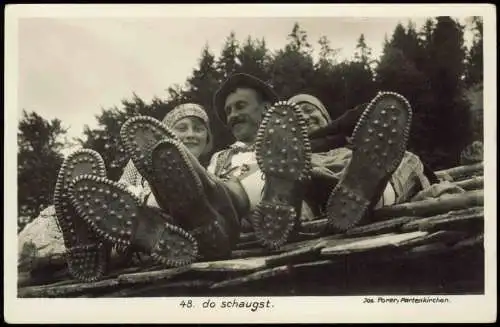 .Bayern Bayerische - Trachten Mann mit Frauen in Wanderschuhen 1932