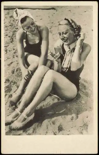 Ansichtskarte  Frauen im Badeanzug am Strand Zigarette Mode Kleidung 1940