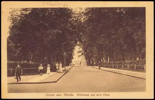 Ansichtskarte Niesky Oberlausitz Niska Mittelweg auf dem Platz. 1920