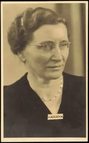 Menschen / Soziales Leben - Frau mit Brille und Kette 1940 Privatfoto