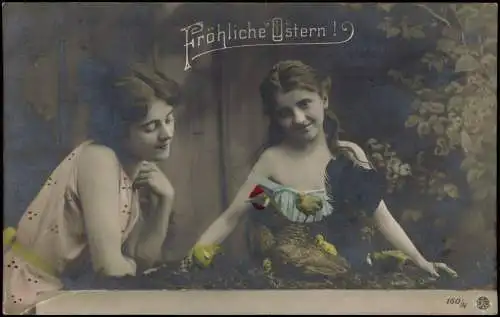 Ansichtskarte  Ostern Easter Fotokunst schöne Frauen hinter Küken 1910