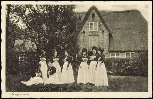 Ansichtskarte  Trachten Typen Friesland Friesinnen vor Backsteingebäude 1930