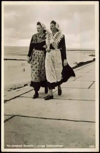 Ansichtskarte Borkum Junge Ostfriesinnen an der Promenade 1930