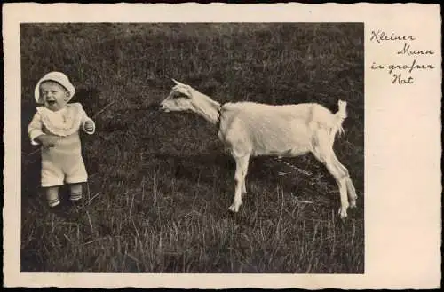 Ansichtskarte  Kleiner. Mann in grosser Not Fotokunst Junge u. Ziege 1938